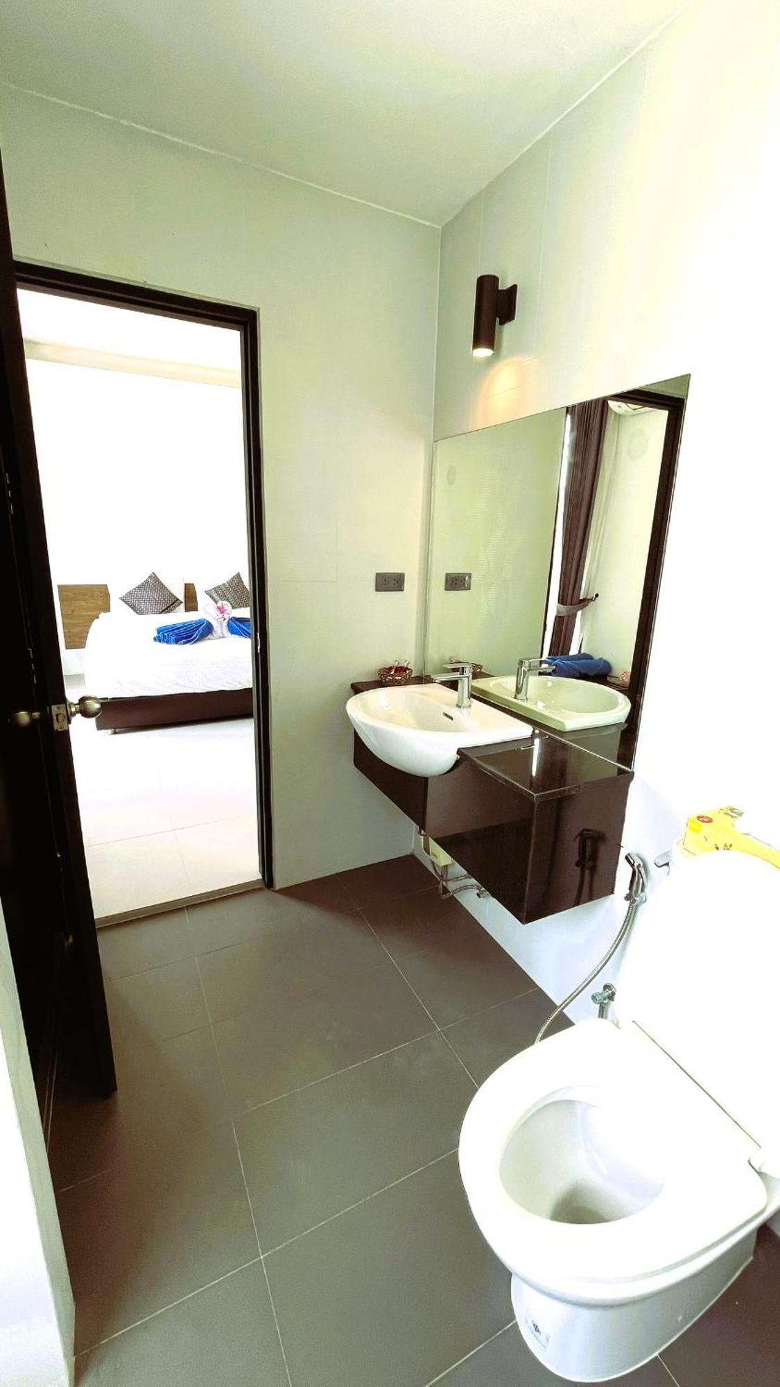 Rockstar Beach Apartments Bang Rak Beach  Eksteriør billede